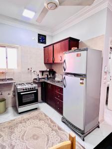 a kitchen with a refrigerator and a stove at Luxor apartment in Luxor