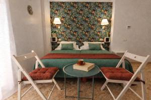 a bedroom with two beds and a table and chairs at Hotel Playa del Carmen in Barbate