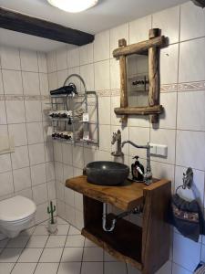 ein Badezimmer mit Waschbecken und Toilette in der Unterkunft Western-Inn in Klipphausen + 32 Fotos