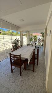 a dining room with a table and some chairs at Casa ampla e completa a poucos passos da praia! in Itamaracá