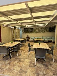 a room with tables and chairs and a couch at Upper Room Guesthouse in Kirkwood