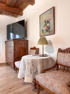 a room with a table with a lamp and two chairs at Sziget Vendégház Parád in Parád