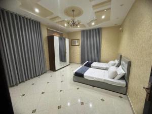 a bedroom with a large bed in a room at شقةكبيرة 4 غرف نوم وصالة بلكونه Large apartment with 4 bedrooms, a living room and a balcony in Taif