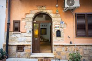 an entrance to a building with an arch doorway at Tri Re e 'na Regina in Cinisi
