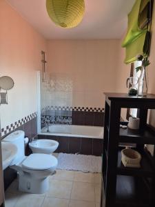 a bathroom with a toilet and a sink and a tub at Casa Rural Aires de Mondalindo in Bustarviejo +19 photos