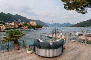 a balcony with chairs and a view of the water at LKL Lakeside Lodging in Paratico