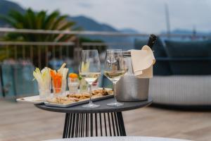 a table with glasses of wine and a tray of food at LKL Lakeside Lodging in Paratico