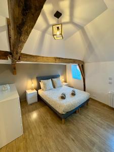 ein Schlafzimmer mit einem großen Bett im Dachgeschoss in der Unterkunft O'Balcon in Sainghin-en-Mélantois