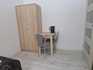 a small wooden table with a coffee maker on it at Gościniec nad Dobrzycą in Wałcz