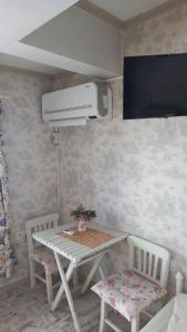 a room with a table and two chairs and a air conditioner at AKİDE BUTİK PANSİYON in Mudanya