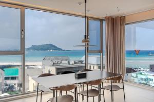 a dining room with a view of the ocean at 콘스트호텔 in Hyŏpchae-ri
