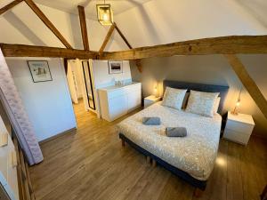 ein Schlafzimmer mit einem Bett und zwei Kissen darauf in der Unterkunft O'Balcon in Sainghin-en-Mélantois + 20 Fotos