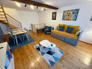 ein Wohnzimmer mit Sofa und Tisch in der Unterkunft O'Balcon in Sainghin-en-Mélantois