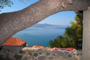 a view of the ocean from a stone wall at Heavens Nest in Mythimna