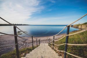 a path to the beach with the ocean in the background at Arapya Sun Resort in Arapya