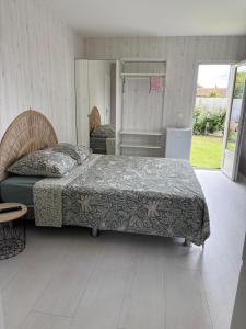 a bedroom with a bed in a room with a window at Suite indépendante avec piscine proche Océan in Saint-Vincent-de-Tyrosse +27 photos