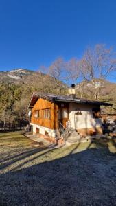 a small house with a mountain in the background at Chalet Luisa in Cima Gogna