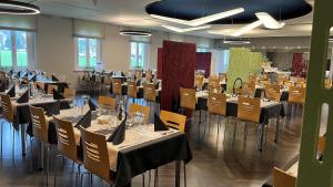 a dining room with tables and chairs in it at Dialoghotel Eckstein in Zug