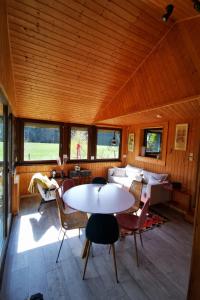 a room with a table and chairs in a cabin at Le Petit Idéal in Leykaul