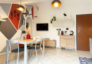 a kitchen and dining room with a table and chairs at Holihome D'Auri in Tortoreto Lido