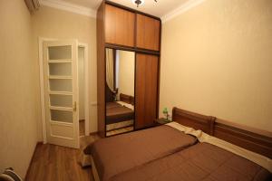 リヴィウにあるCitadelの小さなベッドルーム(ベッド1台、鏡付)