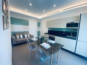 a kitchen and living room with a table and chairs at Sul VenTo del Po in Melara