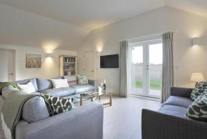 a living room with two couches and a table at 3 Bed in Snape oc-2wadd in Snape