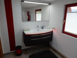 Ein Badezimmer in der Unterkunft Romantic Wooden Lodge,Sauna,Schwimmteich,alleinstehend,absolut ruhig