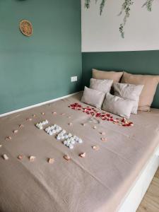 a bed with a bunch of shells on it at Chalet Cosy avec option Jacuzzi in Saint-Genès-de-Fronsac