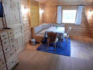 ein Esszimmer mit Tisch und Stühlen in einer Hütte in der Unterkunft Romantic Wooden Lodge,Sauna,Schwimmteich,alleinstehend,absolut ruhig in Hessisch Oldendorf