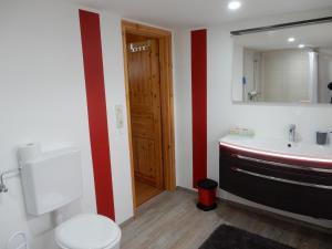 Ein Badezimmer in der Unterkunft Romantic Wooden Lodge,Sauna,Schwimmteich,alleinstehend,absolut ruhig