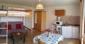 een kleine woonkamer met een tafel en een bank bij Appartement Barcelonnette Ubaye, Provence in Enchastrayes +57 foto's