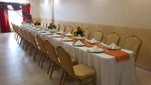 Un restaurante o sitio para comer en Veranda Hotel