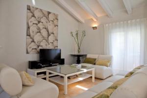 a living room with a couch and a tv at Casa Gailupa in San Martín