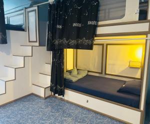 a small bed in the middle of a room at MBAR HOSTEL HAAD RIN in Haad Rin
