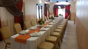 Un restaurante o sitio para comer en Veranda Hotel