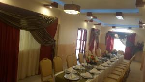 Un restaurante o sitio para comer en Veranda Hotel