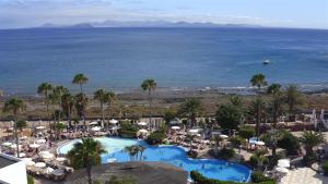 Luftaufnahme eines Resorts mit Pool und Meer in der Unterkunft Gran Tagoro Family & Fun Playa Blanca in Playa Blanca