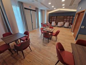 a waiting room in a library with tables and chairs at DOMITYS - Les Cristaux in Le Creusot +14 photos