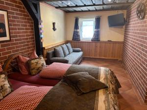 ein Wohnzimmer mit einem Bett und einer Couch in der Unterkunft Western-Inn in Klipphausen