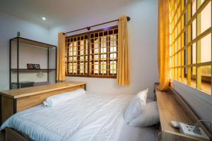 a bedroom with a bed and a window at Teko Paradise and Kitchen in Phumĭ Kruŏs +89 photos