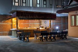 a restaurant with tables and chairs in a room at Teko Paradise and Kitchen in Phumĭ Kruŏs