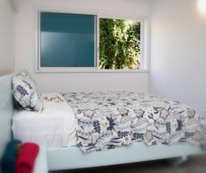 a bed in a room with a window at Appartement Ti Colibri in Rivière-Salée