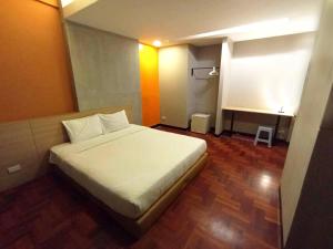 a bedroom with a large bed in a room at BOB INN Silom - BTS Surasak in Yan Nawa