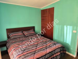 a bedroom with a bed and blue walls at Casa Sierra Nevada in Antofagasta