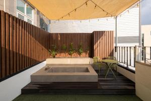 a patio with a hot tub and a wooden fence at 루아호텔 in Seoul
