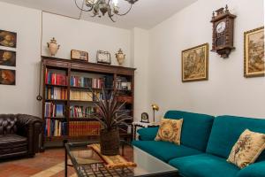 a living room with a couch and a book shelf with books at La Posada de Maruchi in Pozáldez