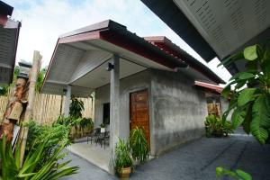 a house with a porch with a wooden door at Krabi Aonang happy resort in Ao Nam Mao +4 photos