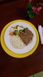 Comida en o cerca de este hotel