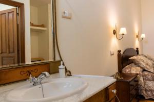 a bathroom with a sink and a mirror at La Posada de Maruchi in Pozáldez
